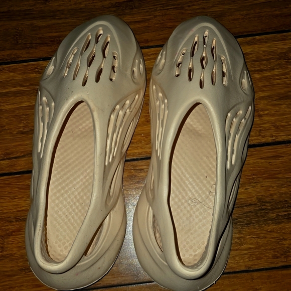 Yezzy Slide - Picture 2 of 5